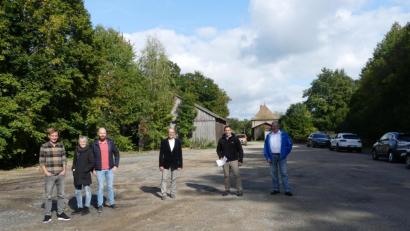 Bild: rn
Daniel Sper sowie Corinna und Michael Dromann (von links) informieren vor Ort die Bürgermeister Karl Lorenz, Marcus Gradl und Udo Müller über die Bauvorhaben auf dem ehemaligen Bahnhofsgelände.