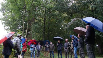 Bild: kaz
Der Naturschutzbeirat traf sich zum Ortstermin im Fuchsmühler Schlosspark. Mit dabei Bürgermeister Wolfgang Braun (Fünfter von rechts).