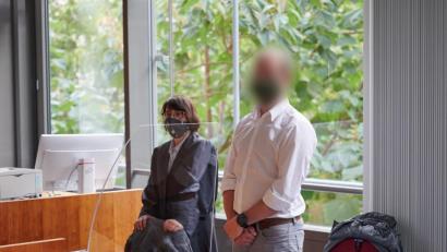 Bild: Henning Kaiser
Der Kläger (r), ein Bundeswehrsoldat, steht in einem Gerichtssaal.