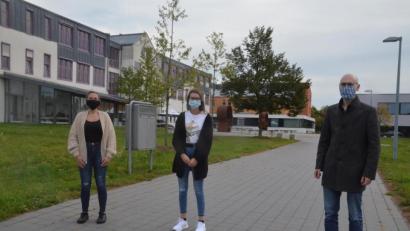 Bild: Kunz
Eva Blau, Miriam Heindl und Sebastian Wendl (von links), Studierende im fünften Semester, kommen mit den Corona-Vorlesungen gut zurecht, finden aber, dass das Studentenleben leidet.