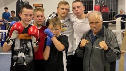 Bild: mzi
Die Amberger Boxer Eric Propp, Michael Metzler, Valentin Wassiljewitsch, Artur Schönfeld und Daniel Belz mit Trainer Ahmed Göksu (von links).
