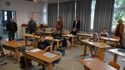 Bild: jr
Gleich nach dem Mittagessen können die Kinder der Offenen Ganztagsschule in diesem Raum ihre Hausaufgaben erledigen – natürlich unter fachkundiger Aufsicht. Jedes Kind sitzt an einem eigenen Tisch – nicht nur Corona-bedingt, sondern auch zur besseren Konzentration. Mit im Bild (von links) Thorsten Malikowski (Marktverwaltung), Bürgermeister Max Bindl, Betreuerin Marion Burger, Schulleiterin Johanna Reger und Schulrätin Martina Puff.