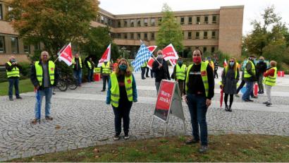 Bild: Hirsch
"Klatschen allein reicht nicht aus“. Unter diesem Motto streikten Beschäftigte des öffentlichen Dienstes am Mittwoch vor dem Landratsamt für „eine Wertschätzung, die sich auch materiell ausdrückt“.