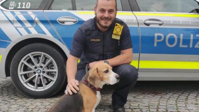Bild: Polizei Amberg
Polizeimeister Tim Haider mit dem Fast-Food-Hund.