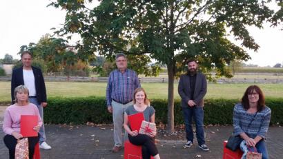 Bild: du
Mitgliederehrung bei der Schirmitzer SPD: Stellvertretender Ortsvorsitzender Christoph Schiesl, Fraktionsvorsitzender Walther Piehler und stellvertretender Kreisvorsitzender Sebastian Dippold (von links) beglückwünschen die Jubilare Silvia Aster, Nicole Bäumler und Heike Zaruba (von links).