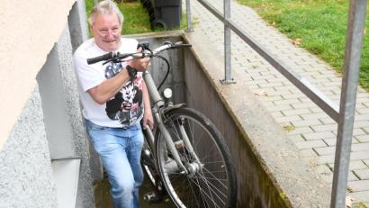 Bild: Gabi Schönberger
Aus dem Keller schleppt Reinhard Hübner das alte E-Bike nach oben. Mit dem betagten Rad muss er derzeit die Einkäufe der Kleinen Städtischen Hilfe erledigen. Sein neues Gefährt wurde direkt vor der Haustür geklaut.