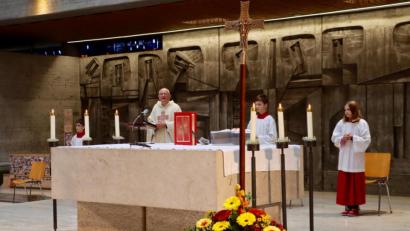 Bild: ads
Pfarrer Alois Berzl schwor die Michelaner bei seiner Festpredigt zum 50-jährigen Weihetag der Pfarrkirche St. Michael auf die Gemeinschaft der Pfarrfamilie ein.