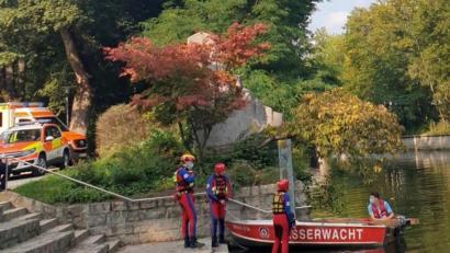 Bild: ILS Nordoberpfalz/exb
Mit Tauchern suchen Rettungskräfte am Samstag, 12. September, einen Vermissten im Flutkanal, den sie später zwischen Stadtbadwehr und Friedrich-Ebert-Straße tot bergen.