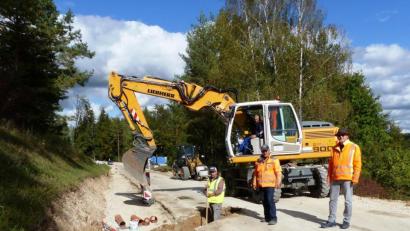 Bild: jp
Die Ausbauarbeiten an der Gemeindeverbindungsstraße zwischen Kastl und Utzenhofen gehen voran. Die Straße wird auf eine Fahrbahnbreite von fünf Metern ausgebaut. Hinzu kommen je Seite 75 Zentimeter breite Bankette.