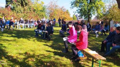 Bild: Irmgard Eckl/exb
Dank für die Ernte: Die Andacht fand diesmal im Pfarrgarten statt, um die Abstandsregeln einhalten zu können..