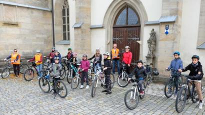 Bild: do
Zur Vorbereitung auf das Sakrament der Firmung am 28. Oktober organisieren Pastoralreferent Alfred Kick und Katharina Bormann-Fox eine Fahrradwallfahrt nach Speinshart. Unser Bild zeigt die Teilnehmer beim Start vor der Stadtpfarrkirche.