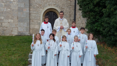 Bild: Sandra Beer
Die Kastler Erstkommunikanten (hinten, von links): Luis König, Finn Fasoldt , Felix Feigl und Christoph Kerschensteiner; vorn (von links): Franziska Ehbauer, Sophia Beer, Marie Ibler, Marlena Riehl und Lina Niebler.