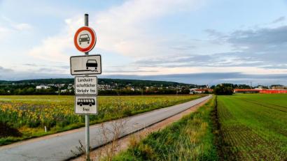 Bild: Hösamer
Das interkommunale Gewerbegebiet an der A 93 soll sich auch südlich des Brunnfelds (im Hintergrund) erstrecken. Im Zuge der Planungen taucht auch die einst begrabene "Globus-Spange" wieder auf.