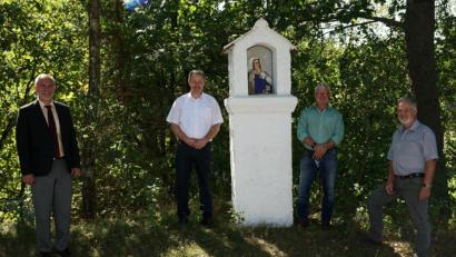 Bild: ads
Marterlrenovierer Ernst Zimmerer (rechts) aus Trausnitz hat bei der Restaurierung des Frimberger-Marterls in Holzhammer beste Arbeit geleistet. Davon überzeugen sich bei einer Besichtigung Pfarrer Josef Irlbacher, der Schnaittenbacher Pfarrgemeinderatssprecher Martin Bergmann und der Marterlbeauftragte Bebbo Schuller (von links) .