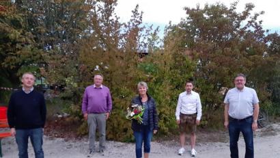 Bild: Stefanie Gradl
Bei ihrem Sommerfest verabschiedet die Wählergemeinschaft Arbeitnehmer-Eigenheimer Hildegard Ringer (Mitte) nach 16-jähriger Stadtratstätigkeit mit einem Blumenstrauß. Heinrich Ruppert (Zweiter von links) hatte von 2014 bis 2020 das Amt des Dritten Bürgermeisters inne. Für ihr Engagement danken ihnen Vorsitzender Markus Schertl (links), Fraktionsvorsitzender Manuel Plößner (Zweiter von rechts) und Bürgermeister Hans-Martin Schertl (rechts).