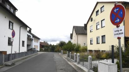 Bild: Petra Hartl
In der Straße "Am Hopfengärtl" beginnen am Montag Bauarbeiten. Ab dann gilt auch absolutes Halteverbot auf beiden Seiten.