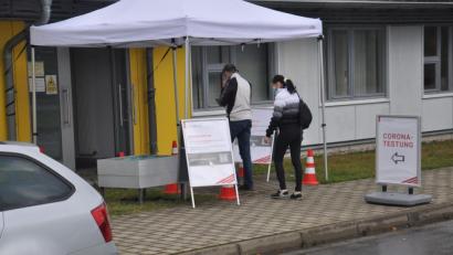 Bild: ws
Die mobile Teststation war am Mittwoch am Grenzübergang bei Mähring. Am Donnerstag, 8. Oktober, ist sie auf dem Parkplatz der Firma Cube in Waldershof (Marktredwitzer Str. 61. von 10 bis 18 Uhr und am Freitag, 9. Oktober, in Waldsassen auf dem Parkplatz der Firma Ghost (Zufahrt über Finkenbühlstraße) von 10 bis 18 Uhr. Die Termine für nächste Woche stehen noch nicht fest.