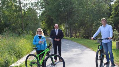 Bild: fphs
Kerstin Brunner von der Tourist-Info Marktredwitz, Oberbürgermeister Oliver Weigel und Sebastian Köllner vom Landratsamt Wunsiedel (von links) stellten die neue Karte für den Wallenstein-Radweg vor.