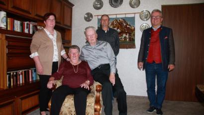 Bild: wro
Im Familienkreis feierte Elfriede Gurdan 85. Geburtstag. Das Bild zeigt die Jubilarin mit ihrem Ehemann Michael. Ihr gratulierten Tochter Doris, deren Lebensgefährte Sebastian Maschauer und Bürgermeister Toni Dutz (hinten von links).