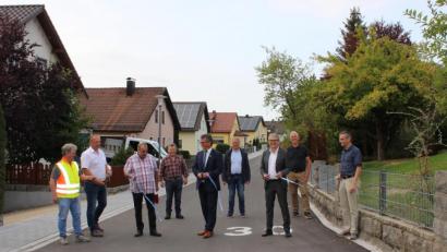 Bild: pko
Bürgermeister Martin Birner (Mitte) gab mit Stadträten und den an der Sanierung Beteiligten die Ortsstraße "Ufertal" offiziell wieder für den Verkehr frei.