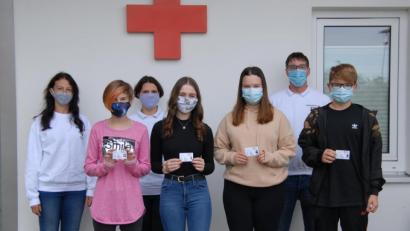 Bild: ow
Die Jugendgruppe der BRK-Bereitschaft Neustadt am Kulm trifft sich wieder. Bei der ersten Zusammenkunft mit den Betreuerinnen Anja Prestele (hinten, von links) und Bianca Walter nach der Corona-Pause ist auch der stellvertretende Bereitschaftsleiter Benedikt Doreth dabei. Lena Zöller, Verena Seitz, Catharina Burucker und Hannes Burucker (vorne, von links) erhalten dabei ihren BRK-Ausweis.