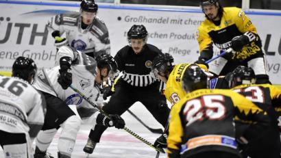 Archivbild: Hubert Ziegler
Auge in Auge mit Top-Teams der Bayernliga ist der ERSC Amberg (im Bild rechts) im Heimspiel am Freitag gegen den EHC Waldkraiburg und in der Auswärtspartie am Sonntag beim EHC Klostersee. 

Bild: Ziegler