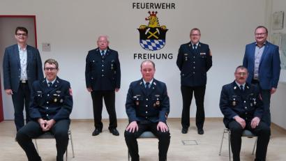 Bild: rab
Die Aktiven der Feuerwehr Freihung haben gewählt (sitzend, von links): der neue Zweite Kommandant Johannes Amann, der wiedergewählte Kommandant Andreas Luber und der scheidende Stellvertreter Richard Pröm. Ihnen gratulierten (stehend, von links): Rathaus-Geschäftsleiter Maximilian Heindl, Vereinsvorsitzender Günther Ernst, Kreisbrandinspektor Martin Schmidt und Bürgermeister Uwe König.