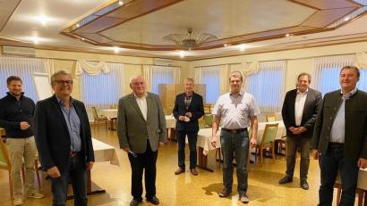 Bild: exb/Tischler
Die Freien Wähler verabschiedeten ehemalige Kreisräte. Das Bild zeigt von links Peter Neumeier, Martin Scharf, Josef Fischer, MdL Joachim Hanisch, Florian Meier, Kreisvorsitzenden Dieter Jäger und Stefan Enders.