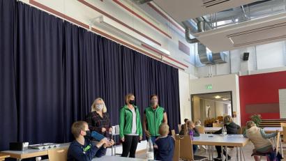 Bild: jzk
Anna Lehner von Learning Campus (stehend rechts) bespricht im Foyer mit Konrektorin Sandra Hering (stehend links) Einzelheiten über die Mittagbetreuung der Ganztagsschüler