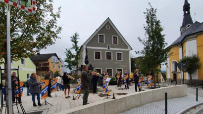Bild: Bettina Michl
Endlich wieder Blasmusikklänge am 3. Oktober beim Standkonzert der Neuhauser Boum am Marktpodest.