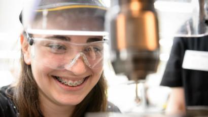 Bild: Sina Schuldt/dpa
Eine Schülerin bedient am Girl`s Day in der Schulungswerkstatt einer Firma. Aktionstage wie diese lohnen sich, um Frauen in technische Berufe zu locken, findet Industriemechanikerin Nadine Sieber aus Kemnath.