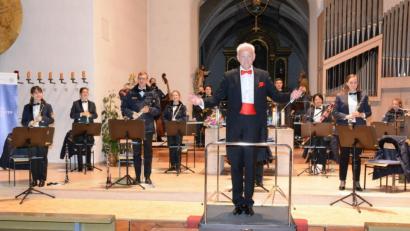 Bild: swo
Das Große Holzbläserensemble des Polizeiorchesters Bayern mit seinem Chefdirigenten, Generalmusikdirektor Professor Johann Mösenbichler, nach dem grandiosen Konzert in der Gebenbacher Pfarrkirche.
