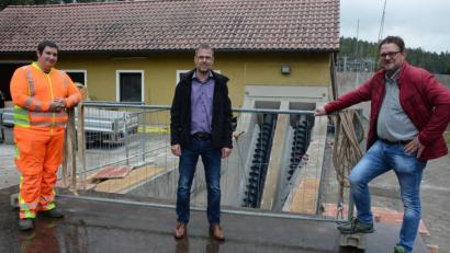 Bild: jr
Im Zuge der Kläranlagen-Sanierung wurde auch das Schneckenhebewerk (im Hintergrund) komplett erneuert – alleine hierfür betrug der Gesamtaufwand rund 140 000 Euro. Im Bild (von links) der neue Klärwärter Mathias Hahn, Bauamtsleiter Thomas Grillmeier von der Verwaltungsgemeinschaft Mitterteich und Bürgermeister Stephan Schübel.