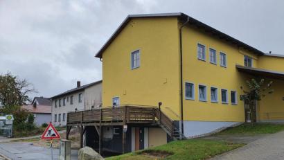 Bild: e
Die Betonschneidearbeiten an der Nordfassade des Kemnather Vereinsheim, bei denen der Balkon abgetrennt werden soll, könnte nach Meinung des Schnaittenbacher Bau-, Technik-, Verkehrs- und Umweltausschusses eventuell der SV Kemnath erledigen.