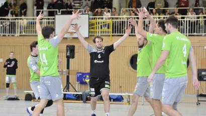 Bild: Hubert Ziegler
Im letzten Spiel vor der Corona-Zwangspause bejubelte der VC Amberg (im dunklen Trikot der neue Spielertrainer Flo Birner) wie schon im Hinspiel einen 3:2-Sieg gegen den TSV Grafing II. Die Oberbayern sind in der neuen Saison nun auch der erste Gegner.