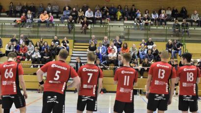 Archivbild: Hubert Ziegler
Die Sulzbacher Handballer präsentieren sich vor Spielbeginn ihren Zuschauer in der Krötenseehalle. So voll wird die Tribüne in Corona-Zeiten nicht sein (dürfen).