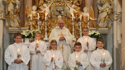 Bild: Pfarrei St. Emmeram/exb
Die Erstkommunionkinder aus der Pfarrei Münchenreuth zusammen mit Pater Friedhelm Czinczoll in der Kapplkirche.
