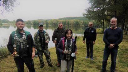 Bild: Peter Würdinger
Die erfolgreichen Teilnehmer beim Königsfischen (von links) Vladimir Eidmann, Alexej Engel, Norbert Pausch und Carolina Knauer werden von Peter Würdinger und Fritz Kick geehrt.