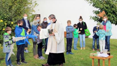 Bild: bjo
Pfarrer Werner Sulzer segnet bei einem Wortgottesdienst die Tiere und auch Kuscheltiere.