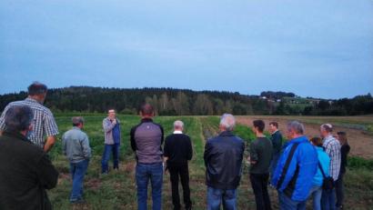Bild: exb
Teilnehmer auf dem Gemüsefeld der Familie Kahl. Erster gemeinsamer Bio-Bauernstammtisch der Öko-Modellregionen:
Wie funktioniert der Anbau von Bio-Gemüse in der nördlichen Oberpfalz?