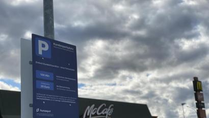 Bild: Fabian Tillner
Hinweisschilder bei McDonald's in Weiden machen auf die Regeln beim Parken aufmerksam.