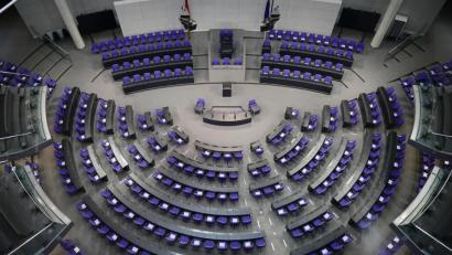 Bild: Michael Kappeler/dpa 
Mit der Wahlrechtsreform soll die Anzahl der Abgeordneten-Sitze im Bundestag neu reguliert werden.