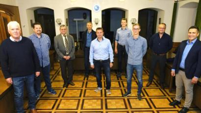 Bild: do
Bei einem Empfang im Sitzungssaal des Rathauses gratulieren Bürgermeister Marcus Gradl (rechts) und Stadtverbandsvorsitzender Dieter Kies (Dritter von links) der ersten Herrenmannschaft der SC-Tischtennisabteilung zum Aufstieg in die Landesliga Ostnordost. Abteilungsleiter Dieter Sporr (links) begleitet das erfolgreiche Team.