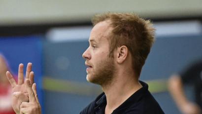 Bild: Alfred Schwarzmeier
HC-Trainer Jannis Prelle gibt Anweisungen: Am Sonntag geht es für die Weidener mit der Partie gegen den ESV Regensburg II los.