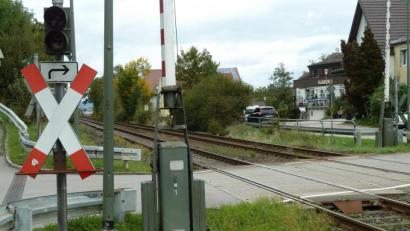 Bild: Wilhelm Amann
Über diesen Bahnübergang wird der Ortsbereich um die Ledermühle ans Verkehrsnetz angeschlossen. Nach dessen Beseitigung bedarf es einer neuen Lösung.