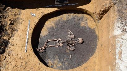 Bild: Landesamt für Denkmalpflege
Die undatierte Aufnahme zeigt das Skelett eines Jungen, welches Archäologen im Zuge von Bauarbeiten gefunden haben.