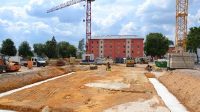Bild: tk
Wo jetzt diese beiden Kräne zu sehen sind, stand am Bergsteig bis Juni 2016 der für den Stadtteil so typische Rundbau.