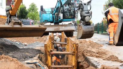 Bild: Gabi Schönberger
Der Austausch der maroden Wasserleitung ist einer der Gründe, warum das Hopfengärtel auf der Prioritätenliste der Baustellen in der Stadt ganz oben stand. Weil es deswegen Ärger mit den Anwohnern gab, räumen Bürgermeister und Stadtrat Fehler ein.