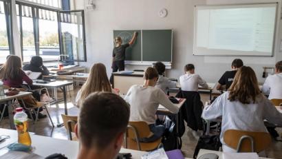 Bild: Uli Deck
Schüler sitzen bei geöffneten Fenstern in einem Klassenzimmer.