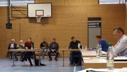 Bild: gmü
Einige Zuschauer verfolgen interessiert die Gemeinderatssitzung in Weiherhammer.